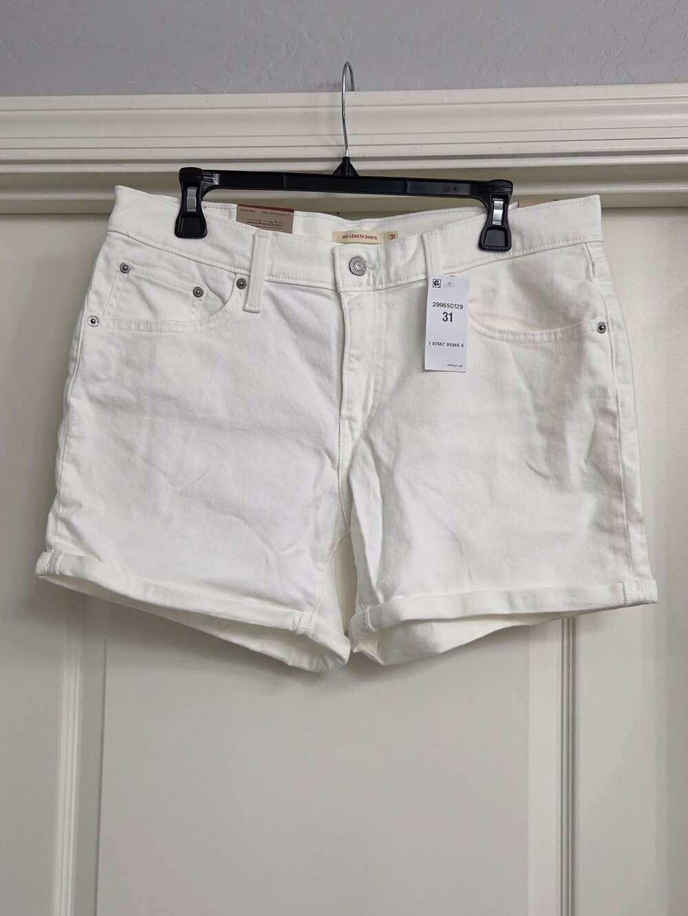 Levi's Mid Length Shorts - Picture 2 of 8